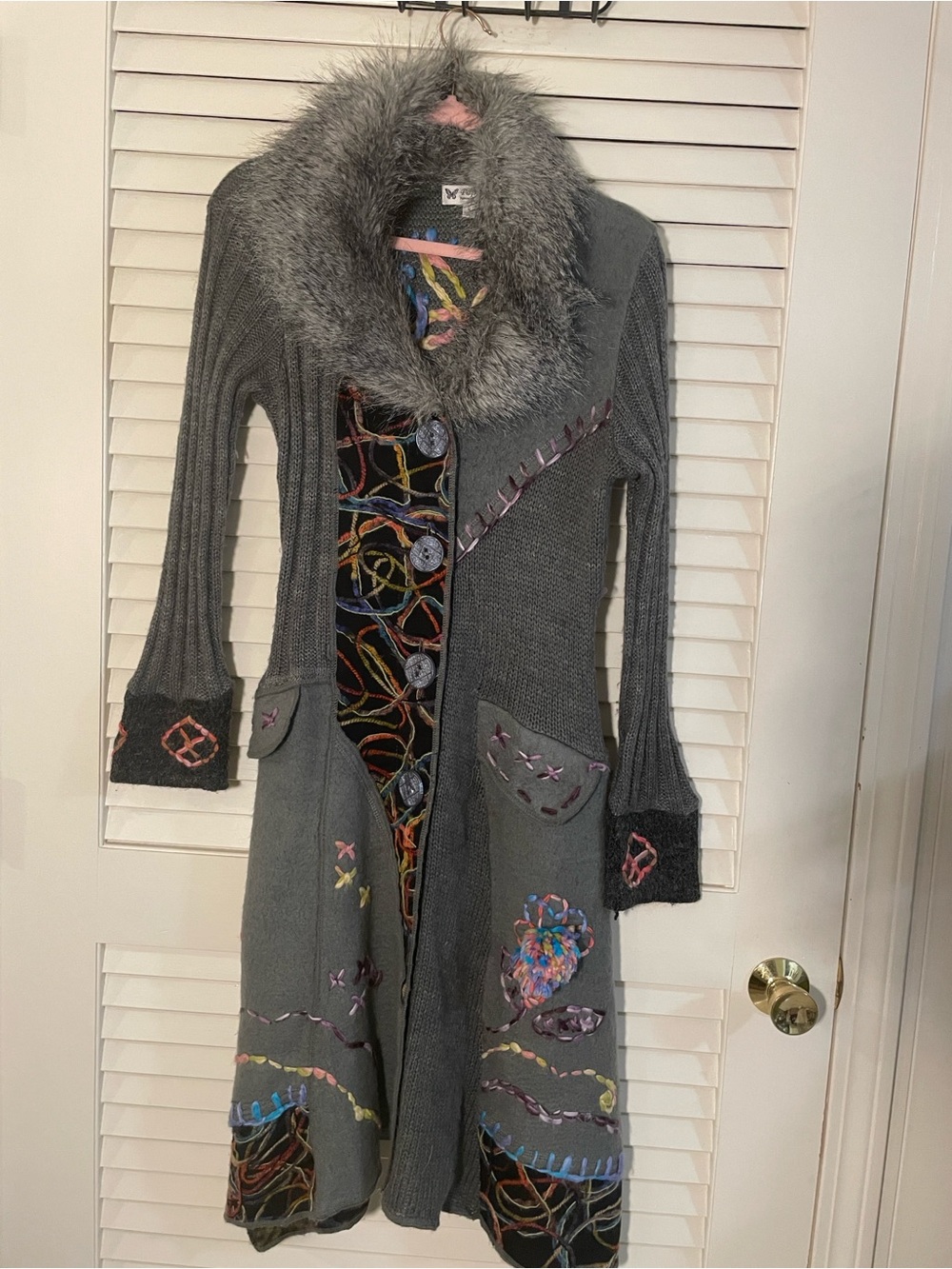 Papillon Blanc Gray Long Coat with Faux-Fur Collar and Colorful Embroidery